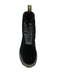 schwarze flache Stiefel mit einer Schnürung aus Wildleder von Dr. Martens