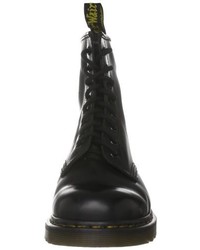 schwarze flache Stiefel mit einer Schnürung von Dr. Martens