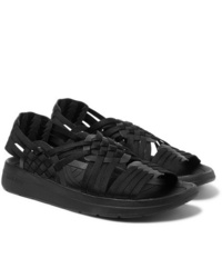 schwarze geflochtene Segeltuchsandalen