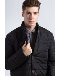schwarze gesteppte Jacke mit einer Kentkragen und Knöpfen von FiNN FLARE