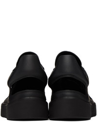 schwarze hohe Sneakers aus Leder von At.Kollektive