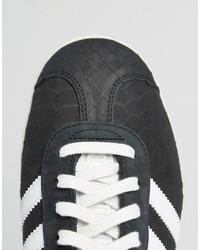 schwarze hohe Sneakers mit Schlangenmuster von adidas