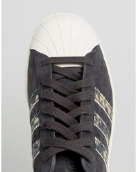 schwarze hohe Sneakers mit Schlangenmuster von adidas