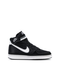 schwarze hohe Sneakers von Nike