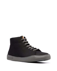 schwarze hohe Sneakers von Camper