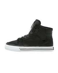 schwarze hohe Sneakers von Supra