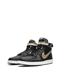 schwarze hohe Sneakers von Nike