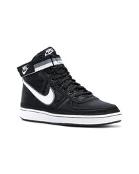 schwarze hohe Sneakers von Nike