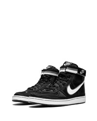 schwarze hohe Sneakers von Nike