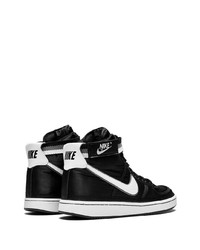 schwarze hohe Sneakers von Nike