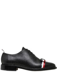 schwarze horizontal gestreifte Schuhe aus Leder