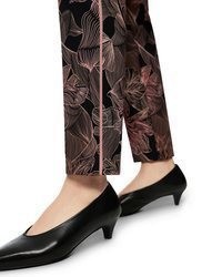schwarze Hose mit Blumenmuster von Marc Cain