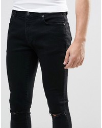 schwarze Jeans mit Destroyed-Effekten