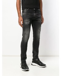 schwarze Jeans mit Destroyed-Effekten von John Richmond