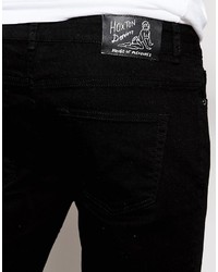 schwarze Jeans mit Destroyed-Effekten