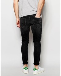 schwarze Jeans mit Destroyed-Effekten von Lee