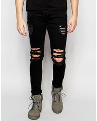 schwarze Jeans mit Destroyed-Effekten