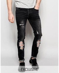 schwarze Jeans mit Destroyed-Effekten