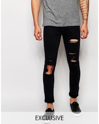 schwarze Jeans mit Destroyed-Effekten