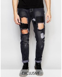 schwarze Jeans mit Destroyed-Effekten