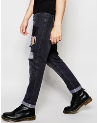 schwarze Jeans mit Destroyed-Effekten