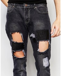 schwarze Jeans mit Destroyed-Effekten