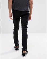 schwarze Jeans mit Destroyed-Effekten