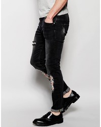 schwarze Jeans mit Destroyed-Effekten