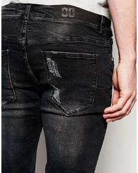 schwarze Jeans mit Destroyed-Effekten