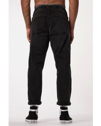 schwarze Jeans mit Destroyed-Effekten von STHUGE