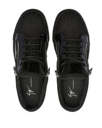 schwarze Jeans niedrige Sneakers von Giuseppe Zanotti