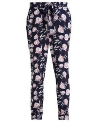 schwarze Karottenhose mit Blumenmuster von Kaffe