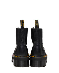 schwarze klobige flache Stiefel mit einer Schnürung aus Leder von Dr. Martens