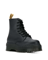 schwarze klobige flache Stiefel mit einer Schnürung aus Leder von Dr. Martens