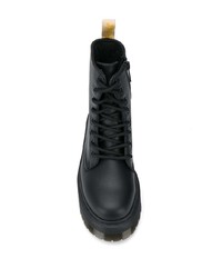 schwarze klobige flache Stiefel mit einer Schnürung aus Leder von Dr. Martens