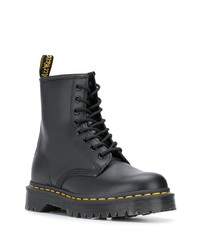 schwarze klobige flache Stiefel mit einer Schnürung aus Leder von Dr. Martens