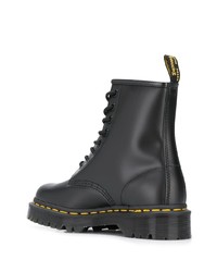 schwarze klobige flache Stiefel mit einer Schnürung aus Leder von Dr. Martens