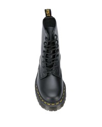 schwarze klobige flache Stiefel mit einer Schnürung aus Leder von Dr. Martens