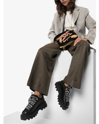 schwarze klobige flache Stiefel mit einer Schnürung aus Leder von Simon Miller