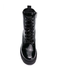 schwarze klobige flache Stiefel mit einer Schnürung aus Leder von Kendall & Kylie