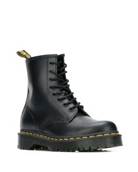 schwarze klobige flache Stiefel mit einer Schnürung aus Leder von Dr. Martens