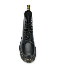 schwarze klobige flache Stiefel mit einer Schnürung aus Leder von Dr. Martens