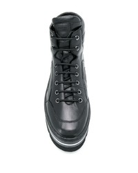 schwarze klobige flache Stiefel mit einer Schnürung aus Leder von Steffen Schraut