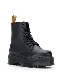 schwarze klobige flache Stiefel mit einer Schnürung aus Leder von Dr. Martens