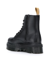 schwarze klobige flache Stiefel mit einer Schnürung aus Leder von Dr. Martens