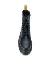 schwarze klobige flache Stiefel mit einer Schnürung aus Leder von Dr. Martens