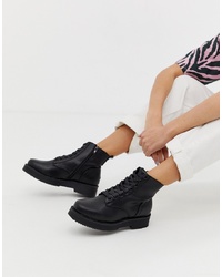 schwarze klobige flache Stiefel mit einer Schnürung aus Leder von New Look
