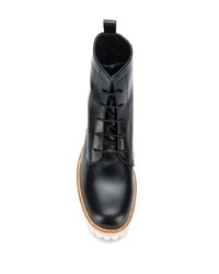 schwarze klobige flache Stiefel mit einer Schnürung aus Leder von Paloma Barceló