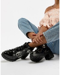 schwarze klobige flache Stiefel mit einer Schnürung aus Leder von RAID