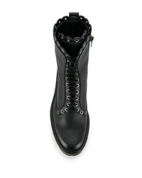 schwarze klobige flache Stiefel mit einer Schnürung aus Leder von Pollini